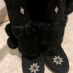 ***SOLD***Manitobah Mukluks